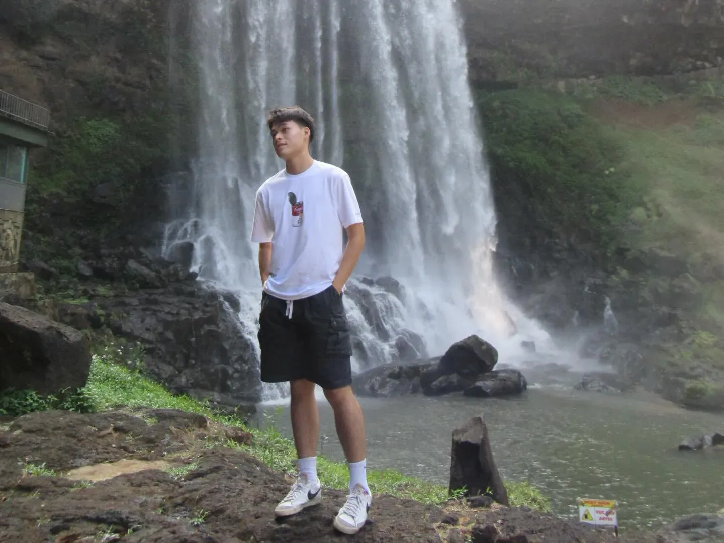 Thái Lý An standing in front of Dambri waterfall